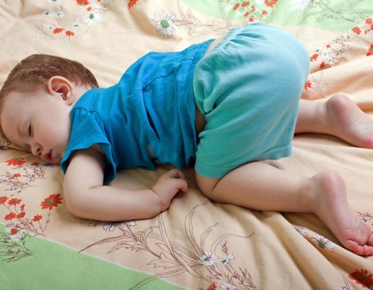 Trẻ ngủ nằm sấp: Nguy cơ tiềm ẩn và cách giảm thiểu nên biết sớm