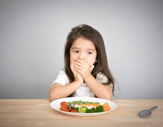 Bé biếng ăn phải làm sao? 6 cách khắc phục chứng biếng ăn của bé