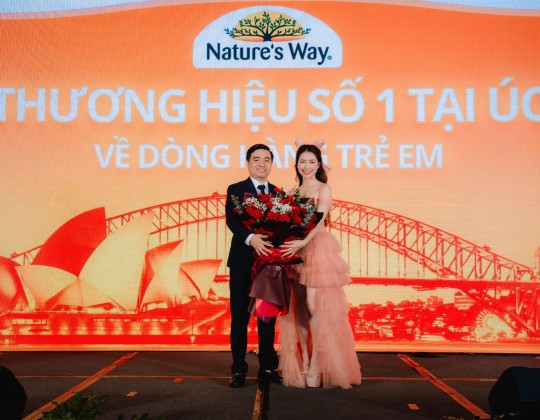 Hòa Minzy tham dự Lễ ký kết hợp tác phát triển toàn diện của Nature's Way Úc và Megasun Group