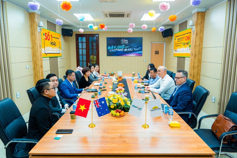Ban lãnh đạo PharmaCare Australia làm việc với Ban Lãnh đạo đơn vị phân phối Nature’s Way tại Việt Nam.