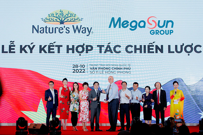 Ông Dean Curotta đại diện cho Nature’s Way Australia ký kết hợp tác chiến lược và trao chứng nhận phân phối chính hãng sản phẩm Nature’s Way tại Việt Nam cho Megasun Group.