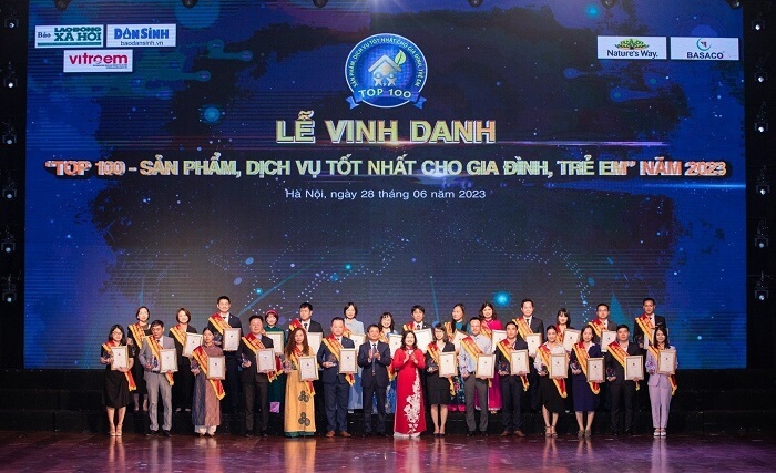 Chương trình vinh danh Top 100 Sản phẩm, dịch vụ tốt nhất cho gia đình, trẻ em năm 2023 được tổ chức long trọng tại Hà Nội