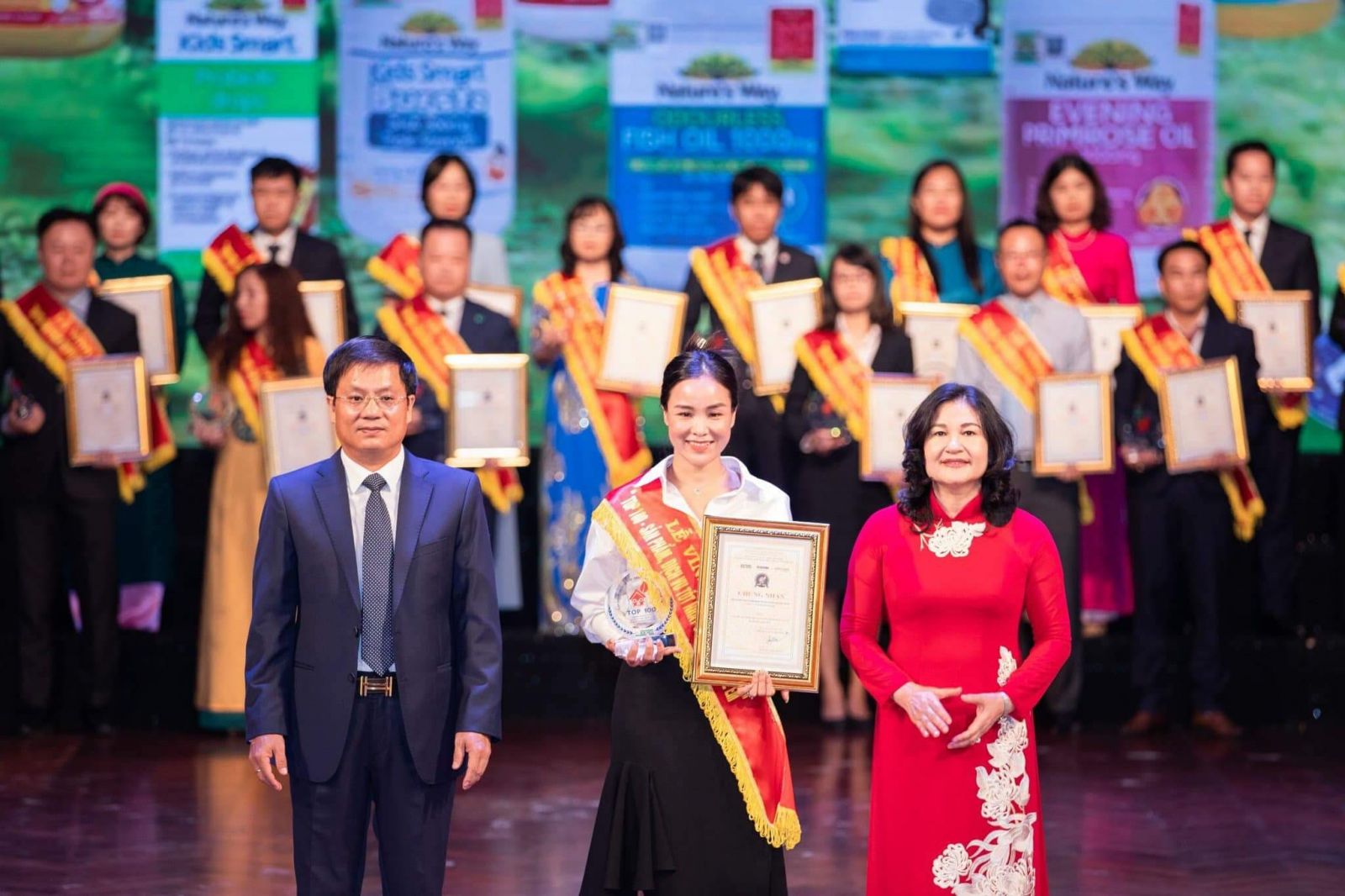 Bà Vũ Thị Lệ đại diện Nature’s Way Việt Nam nhận kỷ niệm chương và chứng nhận tại lễ vinh danh