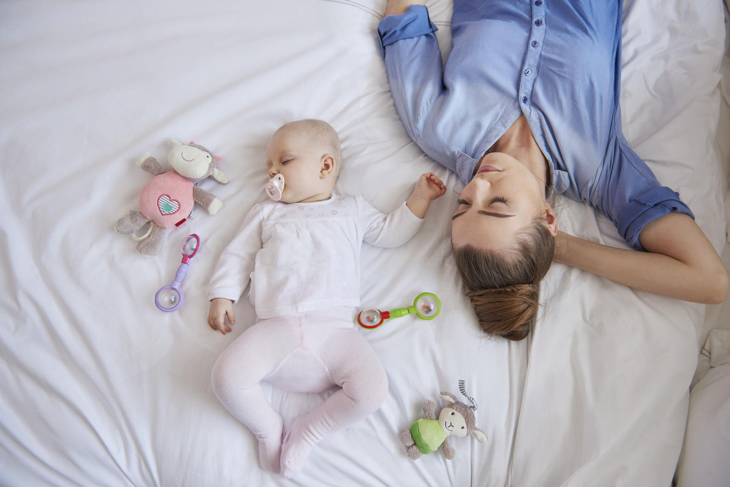 Trẻ ngủ hay ngồi dậy được chuyên gia giải thích thế nào?