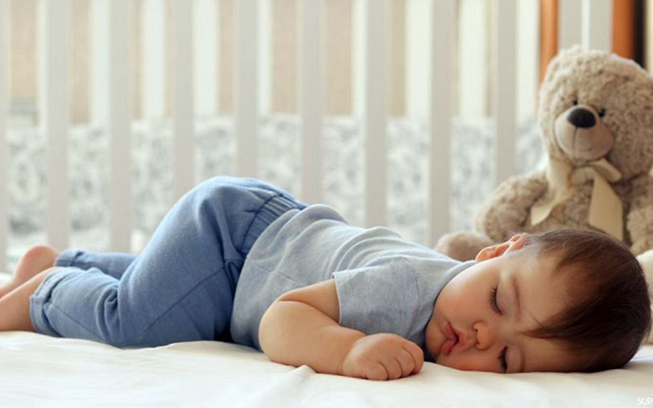 Trẻ ngủ hay ngồi dậy được chuyên gia giải thích thế nào?