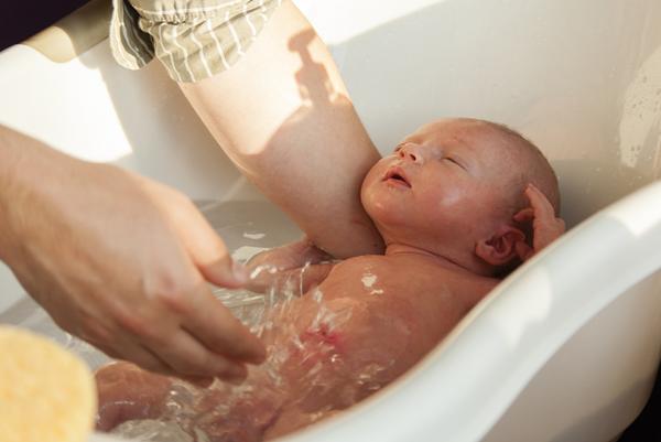 Trẻ sơ sinh tắm vào giờ nào là tốt nhất?